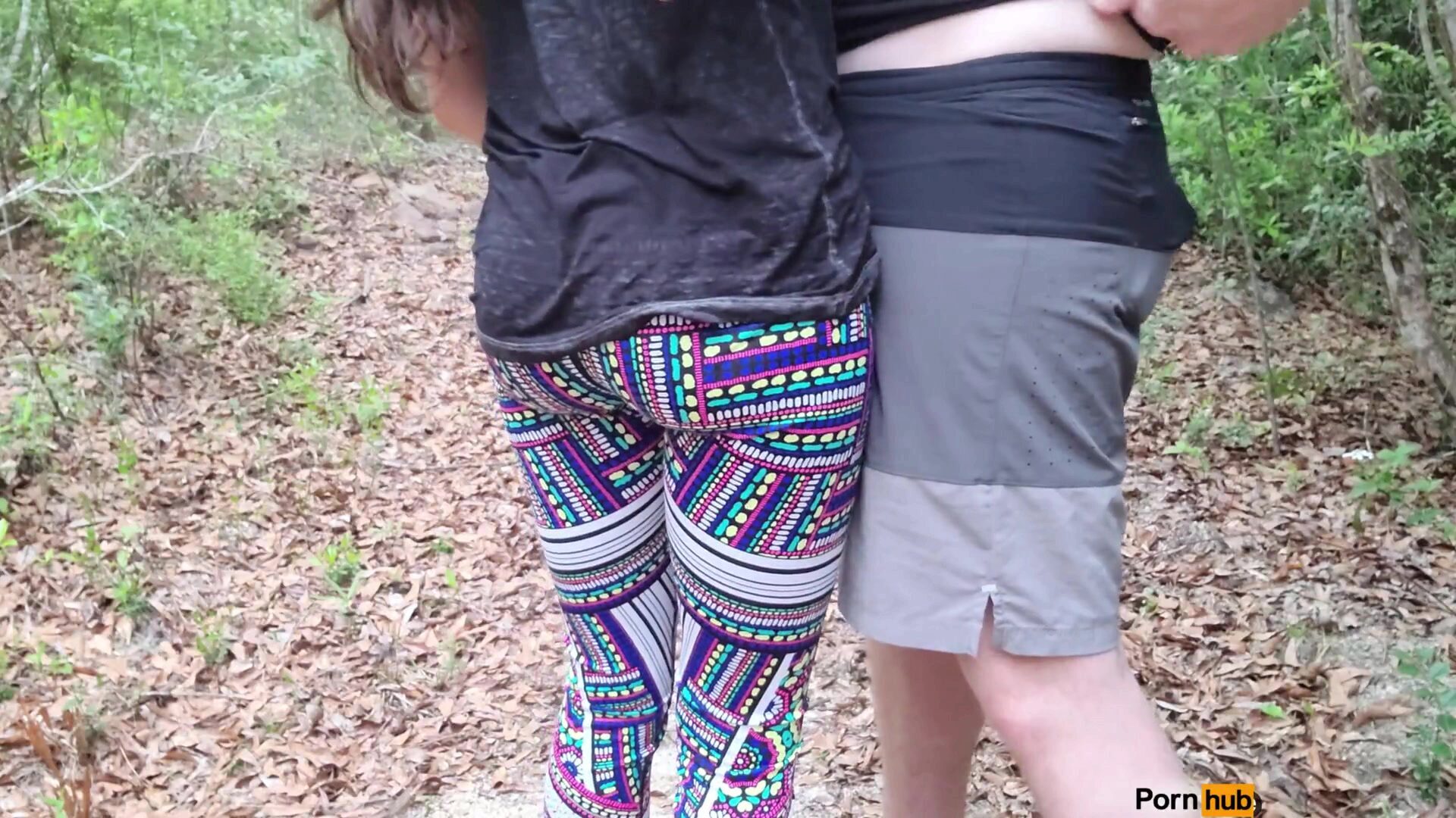 Creampie anal 4K pendant une randonnée dans la nature